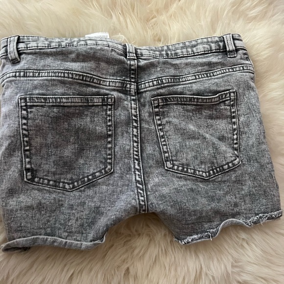 Grey washed Jean shorts - Picture 2 of 3